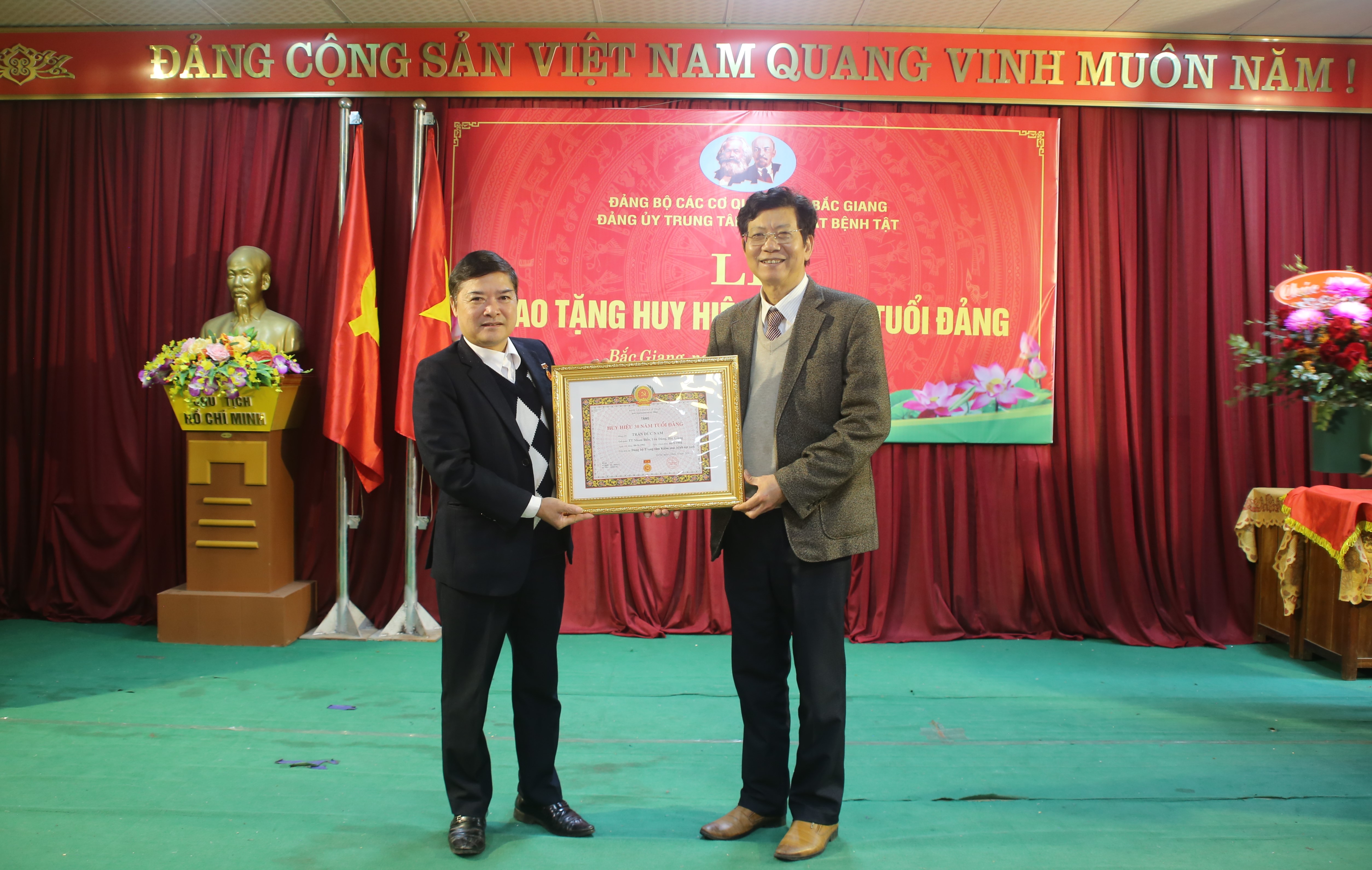 Đảng ủy Trung tâm Kiểm soát bệnh tật tỉnh trao tặng Huy hiệu 30 năm tuổi Đảng cho đảng viên|https://kiemsoatbenhtatbacgiang.vn/chi-tiet-tin-tuc/-/asset_publisher/M0UUAFstbTMq/content/-ang-uy-trung-tam-kiem-soat-benh-tat-tinh-trao-tang-huy-hieu-30-nam-tuoi-ang-cho-ang-vien