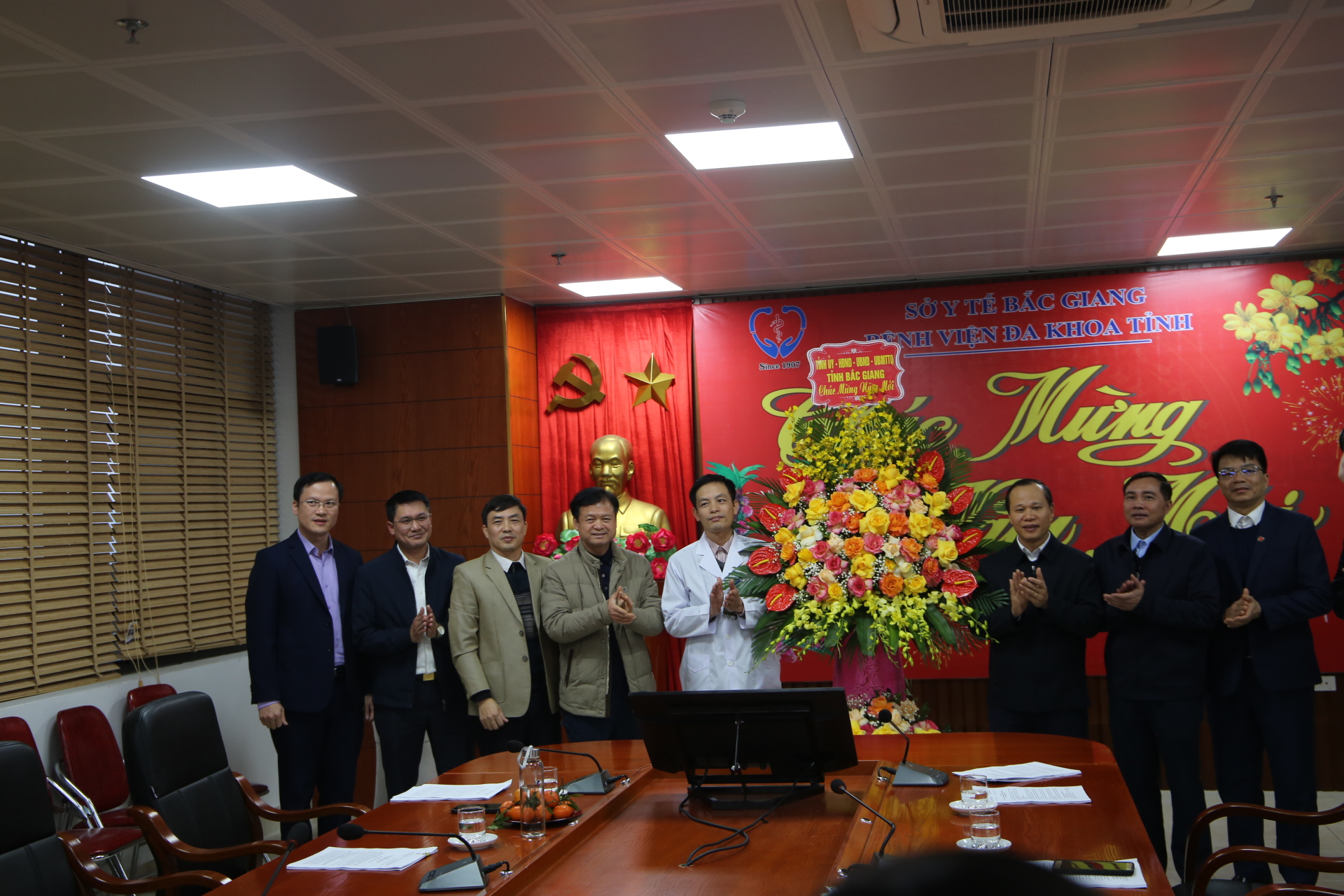 Phó Chủ tịch Thường trực UBND tỉnh Mai Sơn thăm và chúc tết Bệnh viện Ung bướu, bệnh viện Đa khoa...
