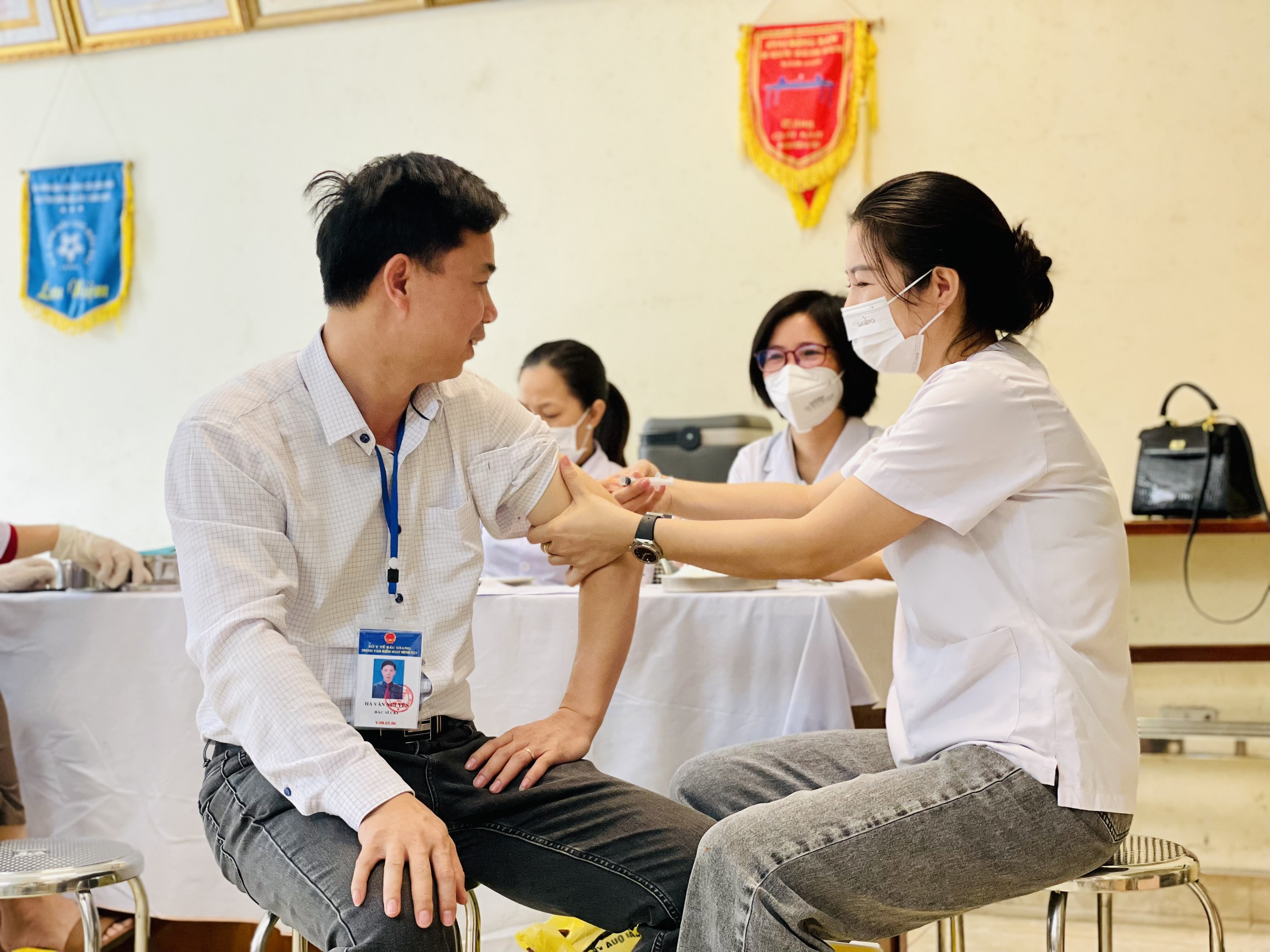 Tiêm vắc xin cúm mùa cho nhân viên y tế.