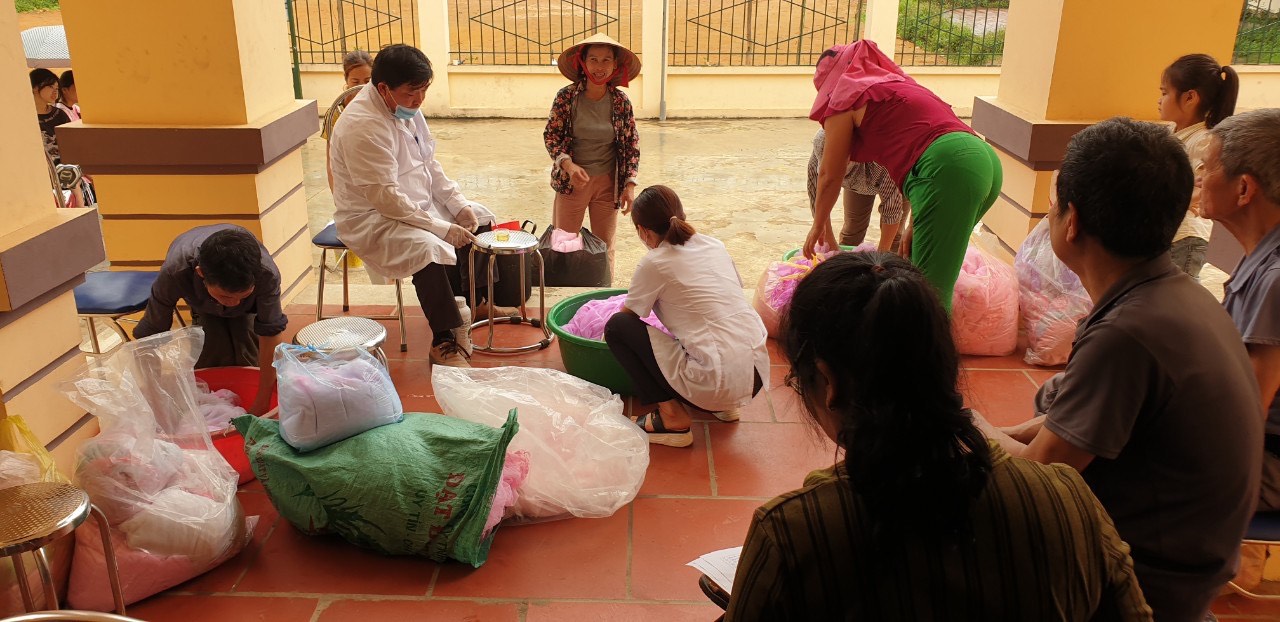 Giám sát công tác tẩm màn hóa chất diệt muỗi phòng chống sốt rét tại huyện Sơn Động