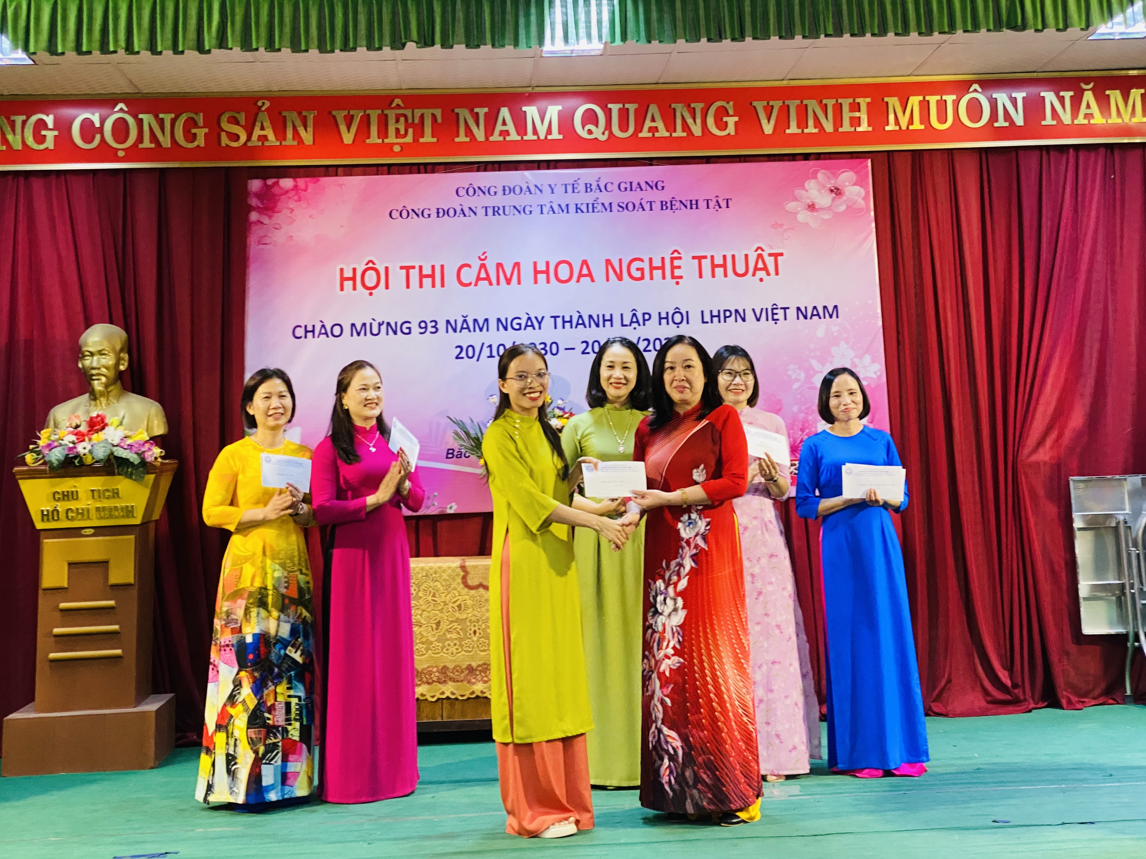 Hội thi cắm hoa chào mừng ngày thành lập Hội Liên hiệp phụ nữ Việt Nam 20 -10