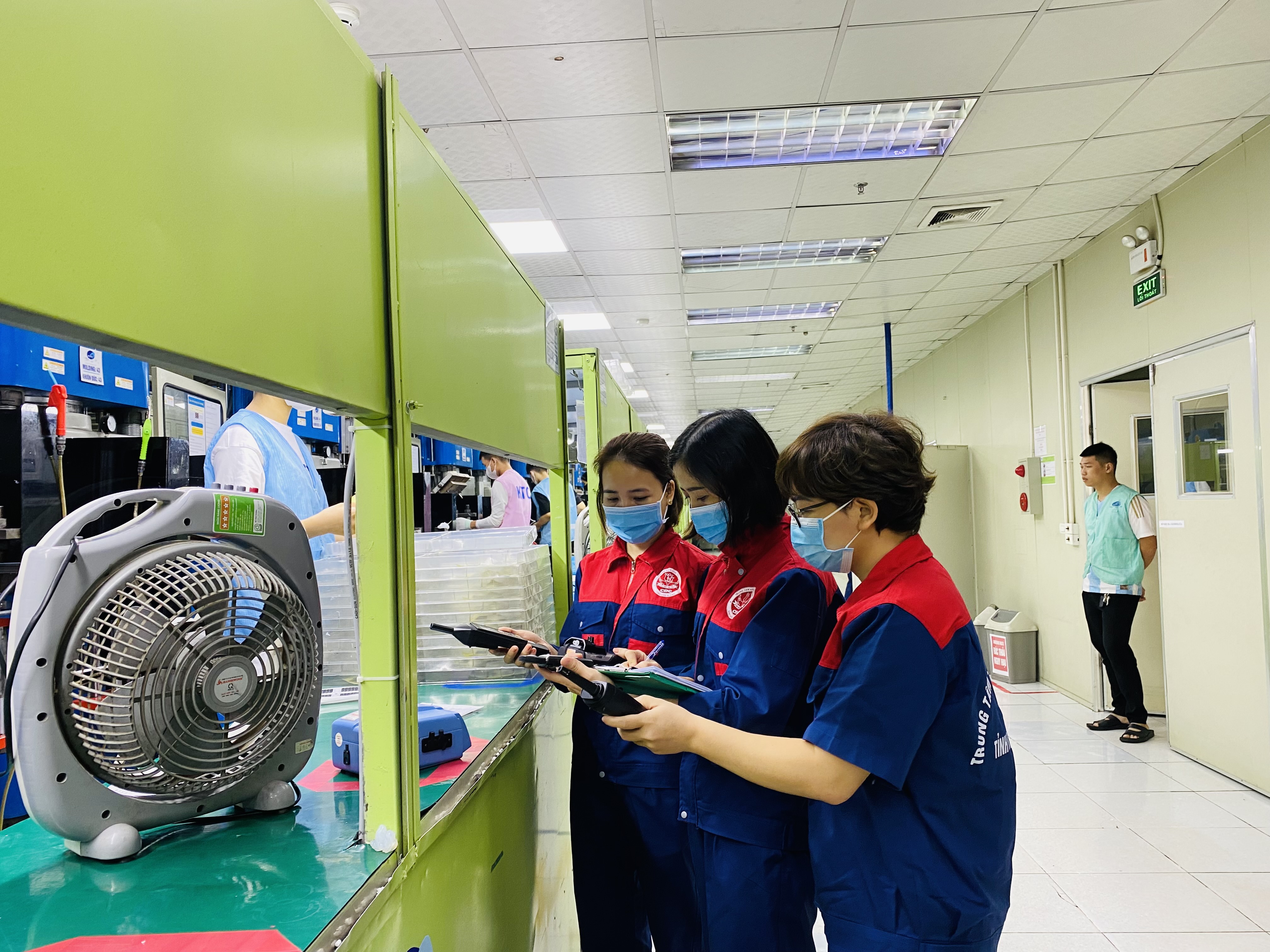 CDC Bắc Giang: Quan trắc môi trường lao động tại Công ty TNHH Electronics Việt Nam và Công ty...