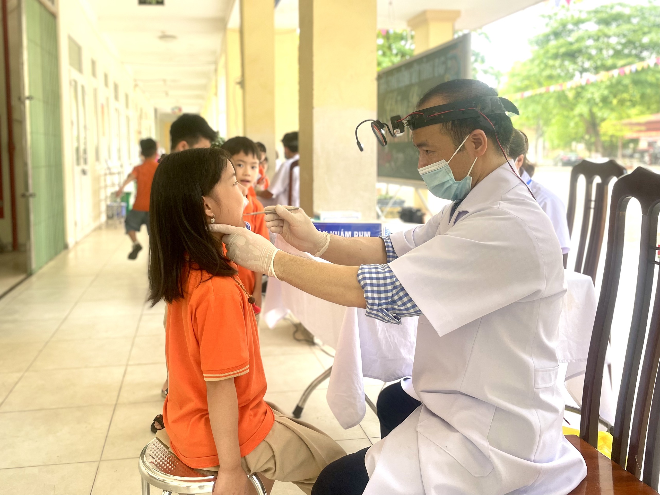 Trung tâm Kiểm soát bệnh tật tổ chức khám sức khỏe miễn phí  cho học sinh Trường Tiểu học Võ Thị Sáu