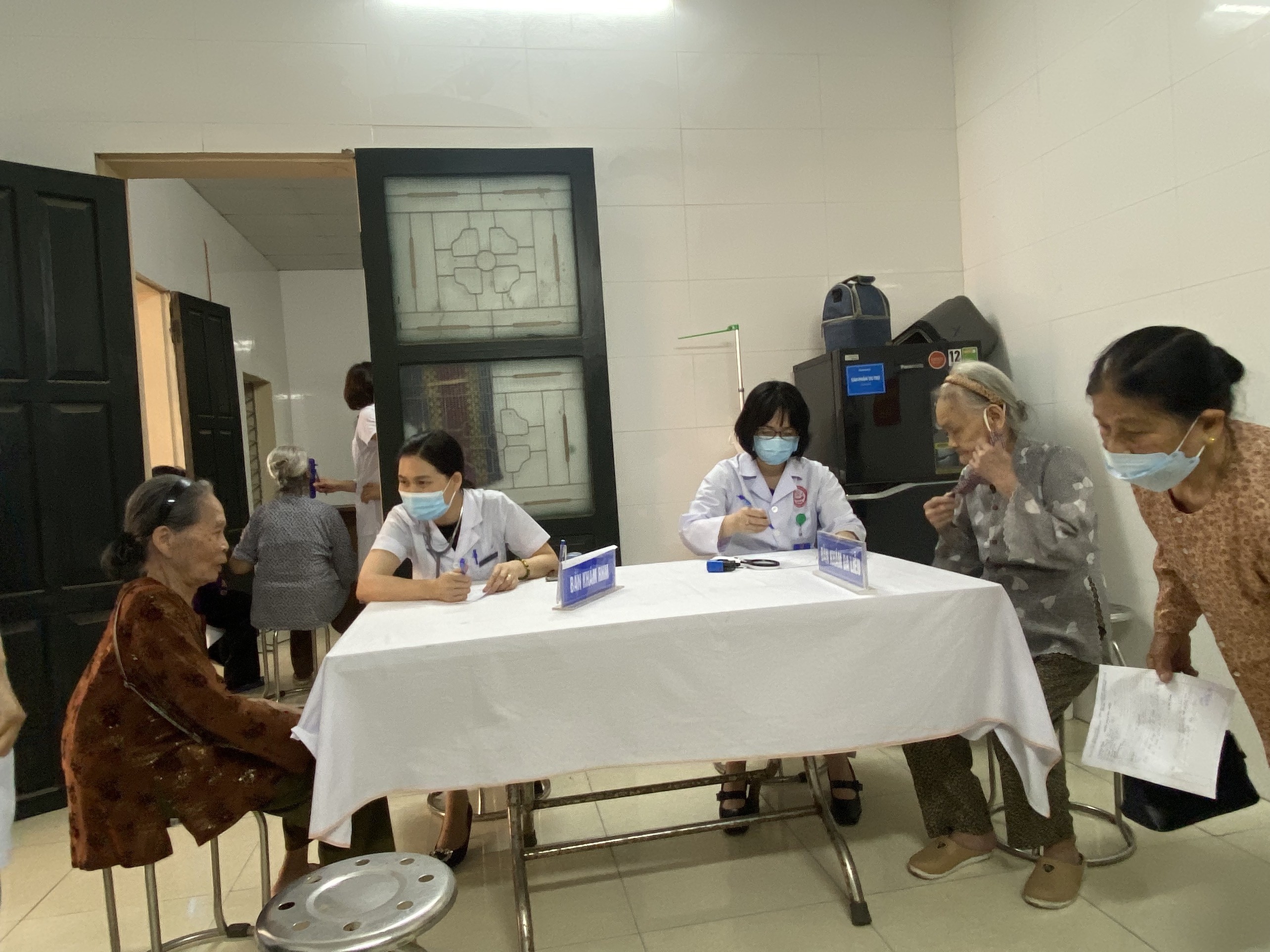 Trung tâm Kiểm soát bệnh tật: Khám bệnh miễn phí cho bệnh nhân gia đình chính sách tại phường Thọ...