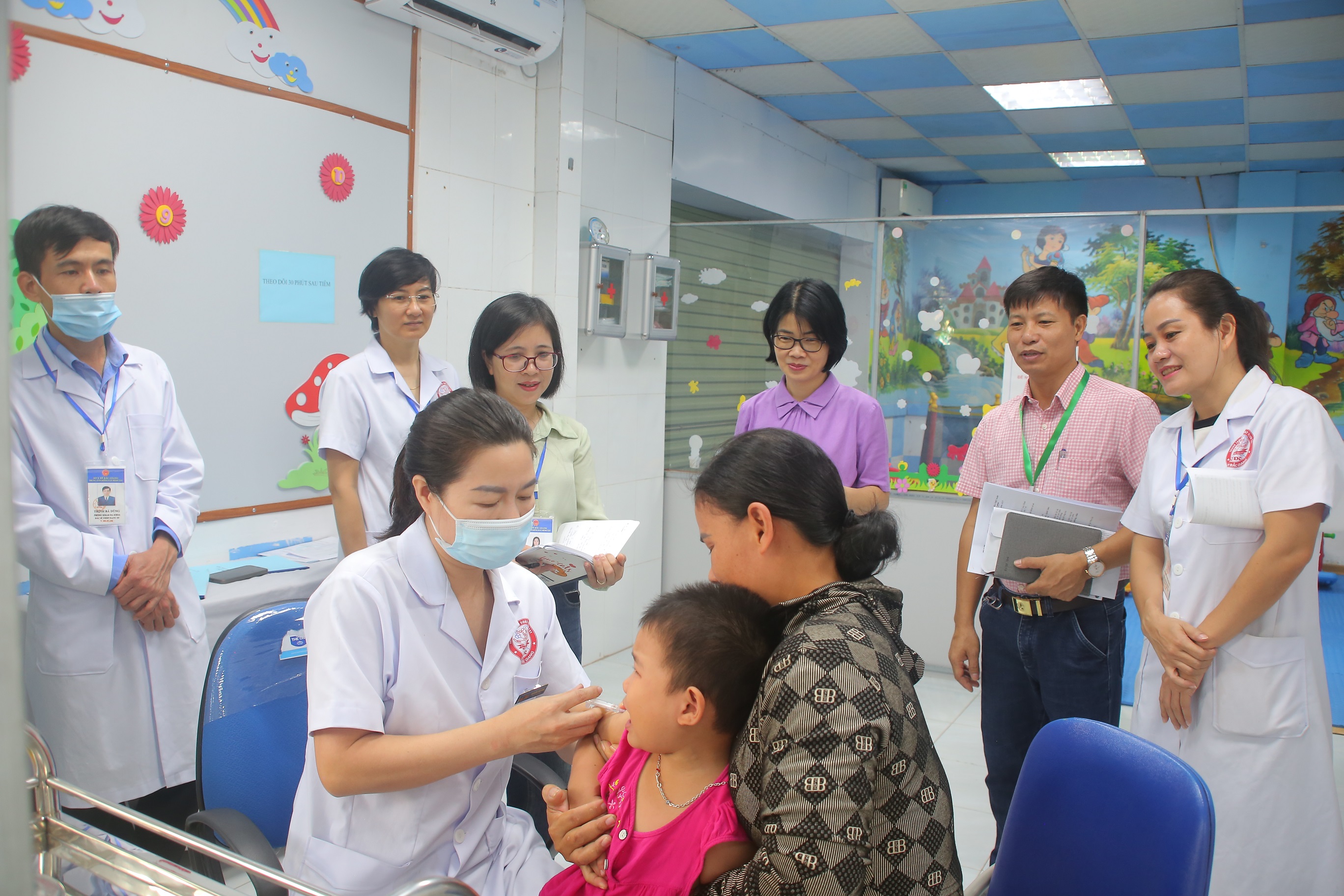 Đoàn công tác Sở Y tế kiểm tra phòng tiêm chủng dịch vụ - Trung tâm Kiểm soát bệnh tật tỉnh