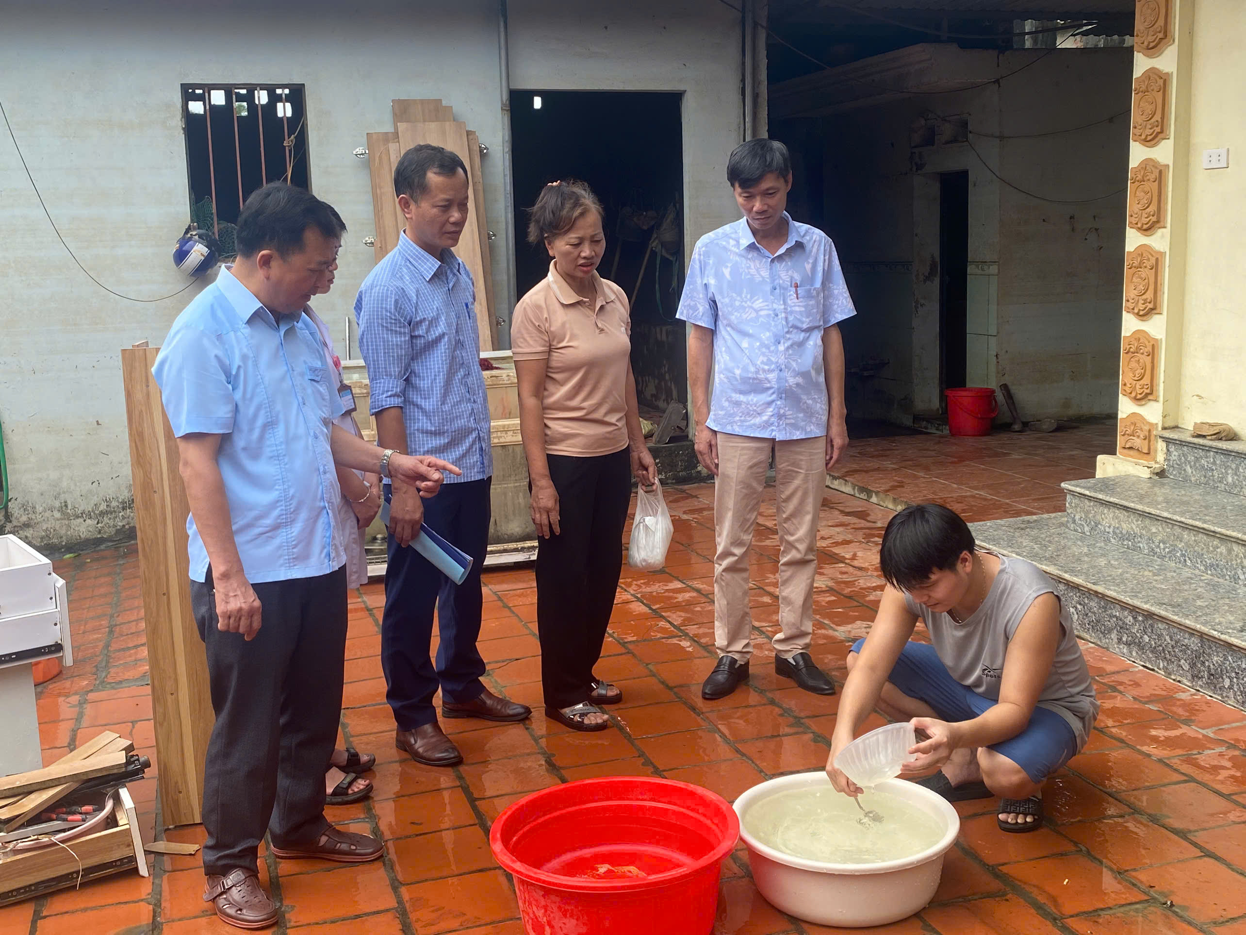 Hỗ trợ xã Hiệp Thịnh huyện Hiệp Hòa về công tác xử lý môi trường sau bão lũ|https://kiemsoatbenhtatbacgiang.vn/chi-tiet-tin-tuc/-/asset_publisher/M0UUAFstbTMq/content/ho-tro-xa-hiep-thinh-huyen-hiep-hoa-ve-cong-tac-xu-ly-moi-truong-sau-bao-lu