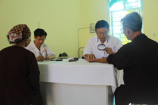 Khám phát hiện và cấp thuốc cho bệnh nhân phong tại Sơn Động