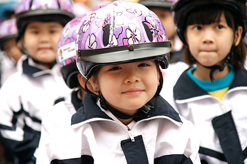 Đội mũ bảo hiểm đúng quy cách cho trẻ em khi tham gia giao thông – một việc làm cần thiết để bảo...