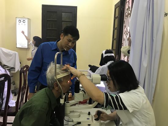 Khám,  tư vấn miễn phí các bệnh về mắt cho 160 cựu chiến binh Thành phố Bắc Giang