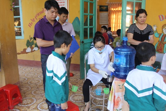 Kiểm tra, giám sát công tác tẩy giun học sinh tiểu học  huyện Lạng Giang.