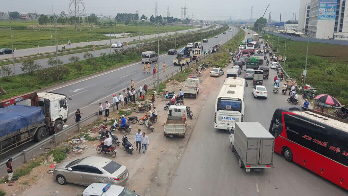 Khẩn trương cấp cứu các nạn nhân trong vụ tai nạn giao thông trên tuyến đường cao tốc Hà Nội –...