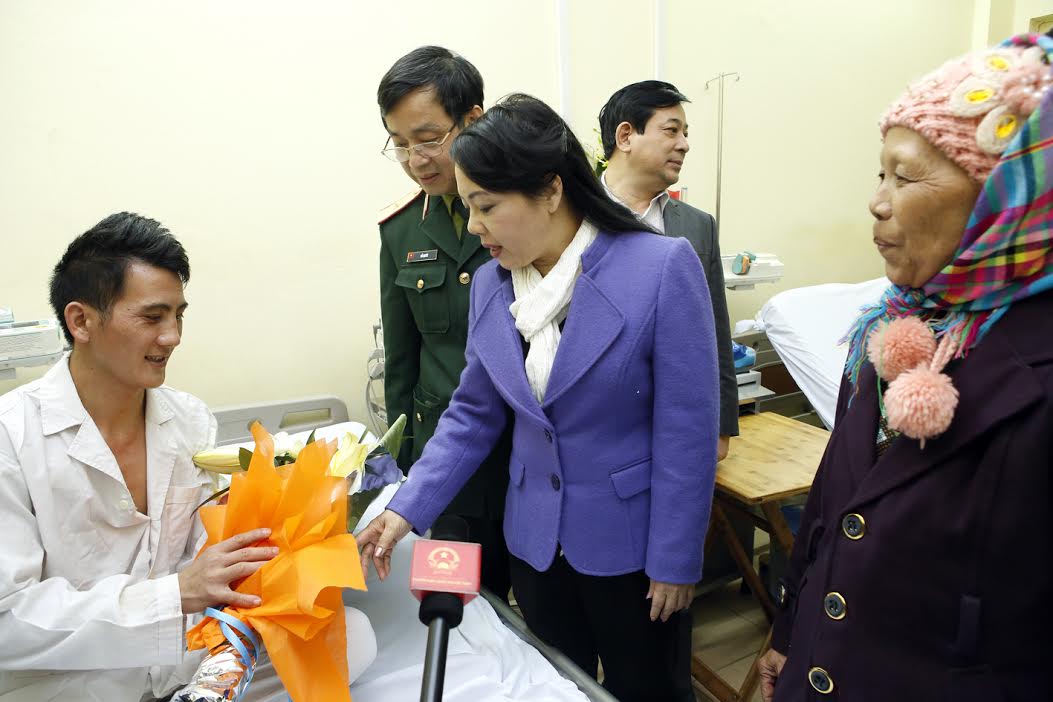 Bộ trưởng Bộ Y tế tặng quà cho bệnh nhân ghép phổi đầu tiên